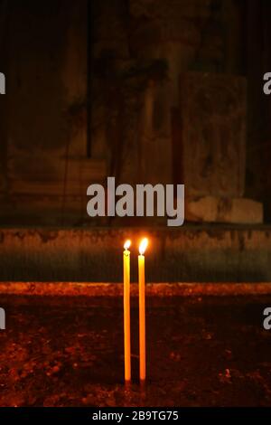 Gros plan sur une paire de bougies allumées dans le stand Votive Candle à l'intérieur d'une vieille église Banque D'Images