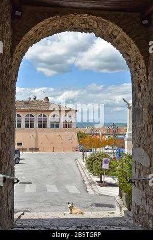 Une rue étroite entre les vieilles maisons d'Oratino, un village médiéval de la région de Molise en Italie Banque D'Images