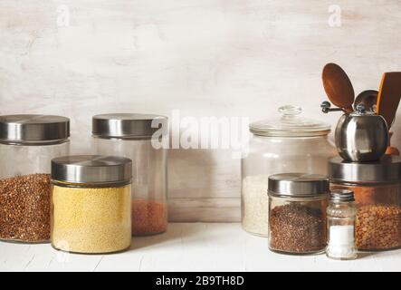 Bocaux en verre avec légumineuses, gruaux et graines utiles. Nourriture végétarienne saine. Concept de restauration propre, espace de copie Banque D'Images