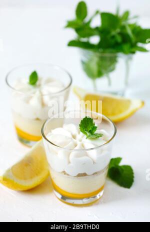 Limoncello - Dessert italien. Mousse au citron Cheesecake avec de la crème fouettée dans CUPS. Dessert d'été. Banque D'Images