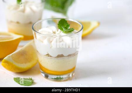 Limoncello - Dessert italien. Mousse au citron Cheesecake avec de la crème fouettée dans CUPS. Dessert d'été. Banque D'Images