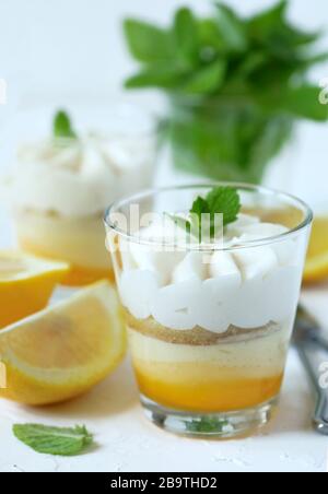 Limoncello - Dessert italien. Mousse au citron Cheesecake avec de la crème fouettée dans CUPS. Dessert d'été. Banque D'Images