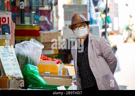 Homme âgé sur un marché pendant la pandémie de Coronavirus, Séoul, Corée du Sud Banque D'Images