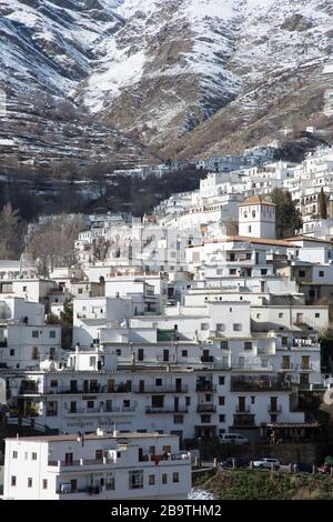 Village de Trevelez dans un paysage de montagne d'hiver avec neige, province de Grenade, Andalousie, Espagne Banque D'Images