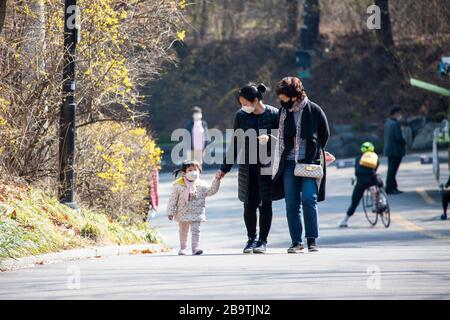 Jeune fille et parents portant des masques de protection pendant la pandémie de Coronavirus, Séoul, Corée du Sud Banque D'Images