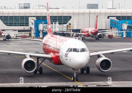 Kuala Lumpur, Malaisie – 22 janvier 2018 : avion Airbus A320 Thai Air Asia à l'aéroport de Kuala Lumpur (KUL) en Malaisie. Airbus est un avion européen Banque D'Images