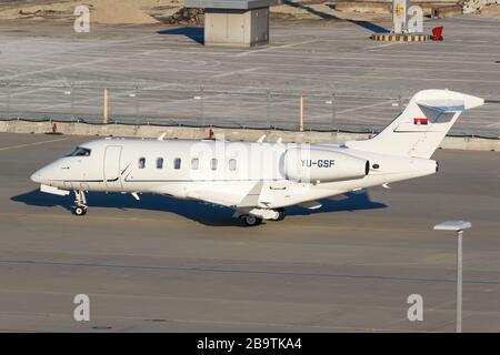 Munich, Allemagne – 26 octobre 2019 : avion privé Bombardier Challenger 350 à l'aéroport de Munich (MUC) en Allemagne. Banque D'Images