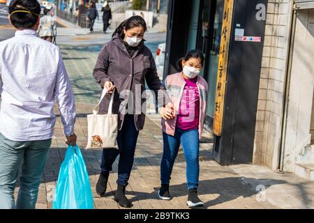La mère et la fille portent des masques de protection lors de la pandémie de coronavirus à Séoul, en Corée du Sud Banque D'Images