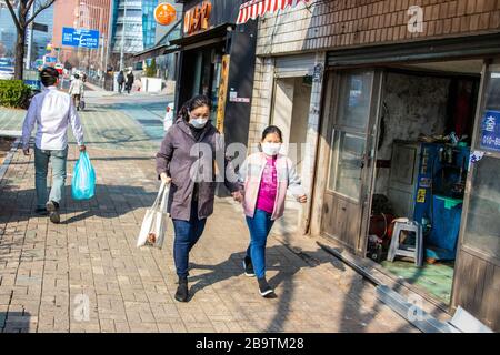 La mère et la fille portent des masques de protection lors de la pandémie de coronavirus à Séoul, en Corée du Sud Banque D'Images