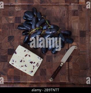 British Wensleydale et fromage Cranberry avec de longs raisins noirs Banque D'Images