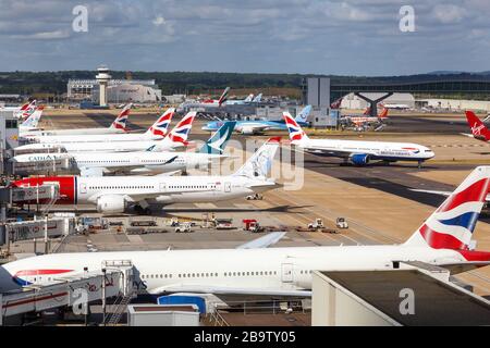Gatwick, Royaume-Uni – 31 juillet 2018 : avions types de photos symboliques à l'aéroport de Londres Gatwick (LGW) au Royaume-Uni. Banque D'Images