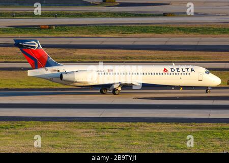 Atlanta, Géorgie – 2 avril 2019 : avion Boeing 717-200 Delta Air Lines à l'aéroport d'Atlanta (ATL) en Géorgie. Boeing est une manufacture d'avions américaine Banque D'Images