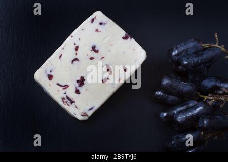 Fromage britannique Wensleydale avec de longs raisins noirs Banque D'Images