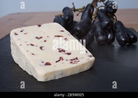 Fromage britannique Wensleydale avec de longs raisins noirs Banque D'Images