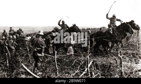 Les troupes allemandes qui ont déplacé un canon de 77 mm durant la troisième bataille de l'Aisne lors de l'offensive du printemps allemand, dans les hauts-de-France du nord de la France, se sont concentrées sur la capture de la crête du chemin des Dames avant que les forces expéditionnaires américaines ne soient complètement arrivées en France. C'était l'une des séries d'offensives, connue sous le nom de Kaiserschlacht, lancées par les Allemands au printemps et à l'été 1918. Banque D'Images