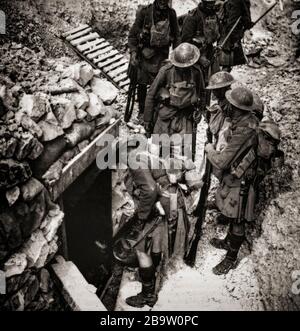 Les soldats de la compensation Seaforth Highlanders ont capturé des dugouts allemands près de Roeux lors de la bataille de la Scarpe dans la région du Nord-pas-de-Calais en France, qui a eu lieu pendant l'offensive de cent jours entre le 26 et le 30 août 1918. Banque D'Images