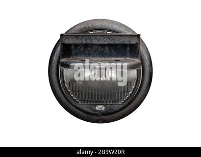 Phare d'un camion militaire avec couvercle de phare occultant isolé sur fond blanc Banque D'Images