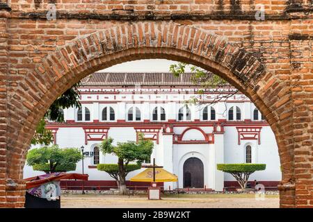 Porte d'entrée en brique à Templo de Santo Domingo de Guzman à Chiapa de Corzo, Chiapas, Mexique Banque D'Images