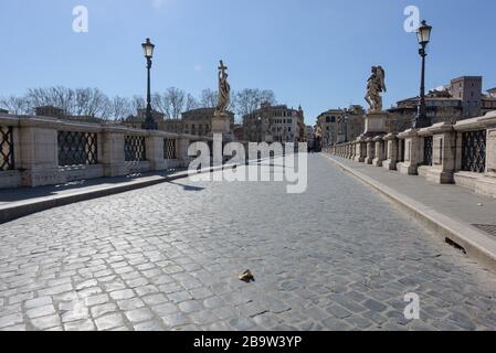 ROME, ITALIE - 12 mars 2020: Le lieu touristique populaire du pont Saint-Angelo est maintenant déserté, une vue rare à Rome, Italie. Aujourd'hui, le gove italien Banque D'Images