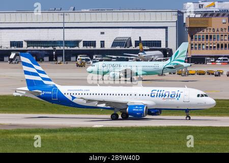 Stuttgart, Allemagne – 8 mai 2018 : avion Ellinair Airbus A 320 à l'aéroport de Stuttgart (STR) en Allemagne. Airbus est une base européenne de constructeurs d'avions Banque D'Images
