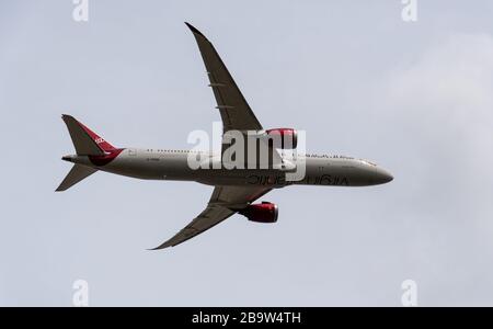 Heathrow, Royaume-Uni - 03 août 2019 : Boeing 787 Dreamliner immatriculé dans Virgin Atlantic G-VFAN, le vol numéro VS105 part de l'aéroport d'Heathrow Banque D'Images