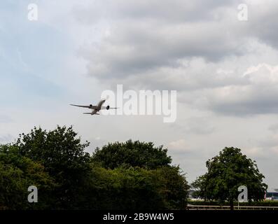 Heathrow, Royaume-Uni - 03 août 2019 : Boeing 787 Dreamliner immatriculé dans Virgin Atlantic G-VFAN, le vol numéro VS105 part de l'aéroport d'Heathrow Banque D'Images