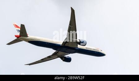 Heathrow, Royaume-Uni - 03 août 2019 : British Airways Boeing 777-36N ENREGISTREMENT G-tribord, le numéro de vol BA7 quitte l'aéroport d'Heathrow en route Banque D'Images