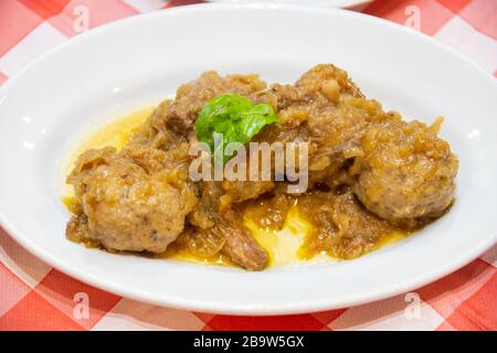 Carne alla Genovese, boulettes de viande en sauce à l'oignon, Tandem Restaurant, Naples, Italie Banque D'Images