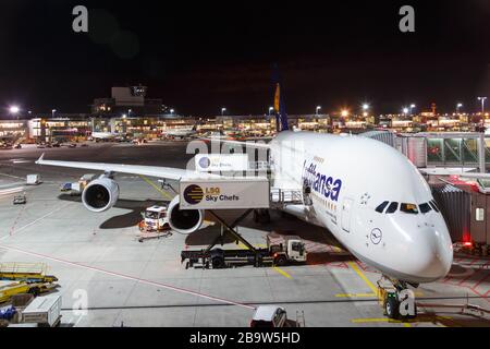 Francfort, Allemagne – 18 janvier 2018 : avion Lufthansa Airbus A 380 à l'aéroport de Francfort (FRA) en Allemagne. Airbus est une usine européenne d'avions Banque D'Images