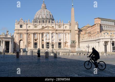 ROME, ITALIE - 12 mars 2020: Un touriste prend un selfie devant la place Saint Pierre vide, Vatican, Italie. Suite à la pandémie de coronavirus, Italie Banque D'Images