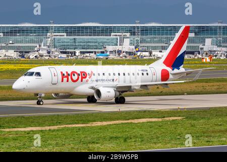 Francfort, Allemagne – 25 avril 2018 : Hop! Air France Embraer 170 avion à l'aéroport de Francfort (FRA) en Allemagne. Banque D'Images