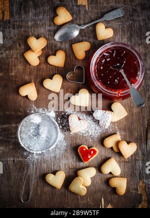 Petits gâteaux en forme de coeur pour la Saint-Valentin, vue de dessus Banque D'Images