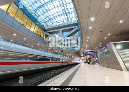 Francfort, Allemagne – 18 janvier 2018 : train ICE à la gare ferroviaire de l'aéroport de Francfort (FRA) en Allemagne. Banque D'Images