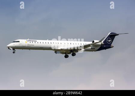 Francfort, Allemagne – 25 avril 2018 : avion Lufthansa CityLine Bombardier CRJ-900 à l'aéroport de Francfort (FRA) en Allemagne. Banque D'Images