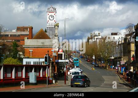 Gare (à gauche) et vue sur Mount Pleasant Road, Royal Tunbridge Wells, Kent, Angleterre Banque D'Images