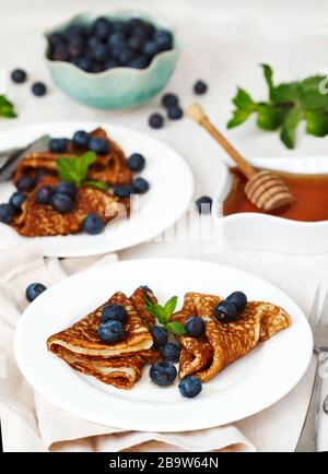 Crêpes maison avec bleuets frais et miel Banque D'Images