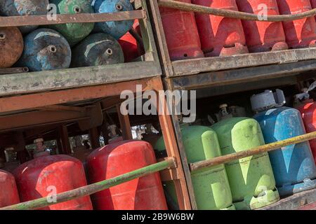 Vieilles bouteilles de gaz rouillés sur un camion prêt à être livré dans la campagne du Maroc. Banque D'Images