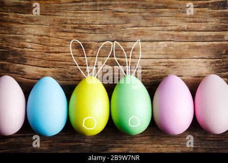 Oeufs de Pâques lapin mignon. La décoration des oeufs de Pâques sur fond de bois. Arrière-plan de pâques with copy space Banque D'Images