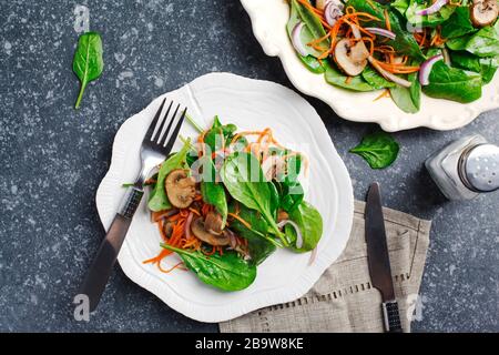 Salade d'épinards et champignons sherry carottes, vue d'en haut Banque D'Images