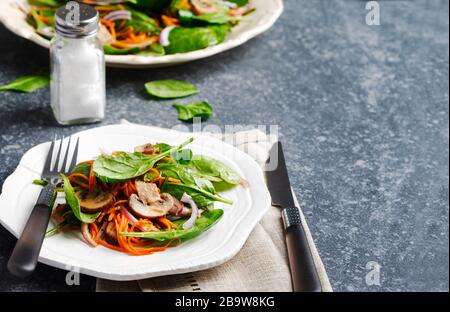 Salade d'épinards et de carottes champignons sherry Banque D'Images