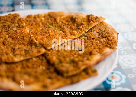 Pizza lahmacun fraîche sur le côté, Manavgat, Turquie. Délicieux plats turcs Banque D'Images