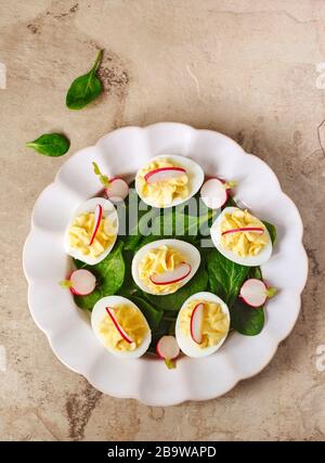 Œufs dévorés comme apéritif, vue de dessus Banque D'Images
