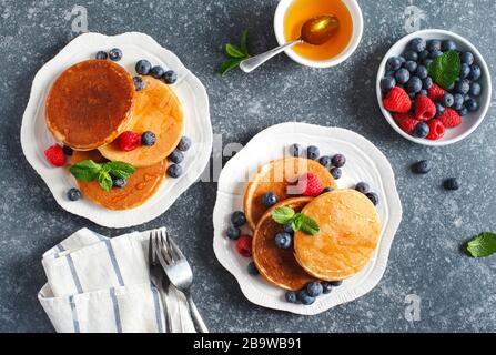 Crêpes aux baies et au miel, vue de dessus. Banque D'Images