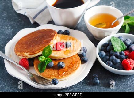 Crêpes aux baies et au miel. Banque D'Images