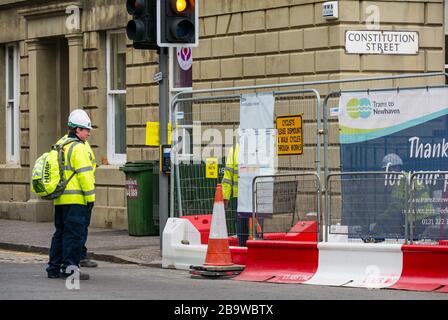 Leith, Édimbourg, Écosse, Royaume-Uni. 25 mars 2020. Tramways pour les travaux de construction de Newhaven : certains ouvriers continuent de travailler sur Constitution Street malgré l'appel du gouvernement écossais à cesser les travaux de construction pendant la pandémie de Coronavirus du Covid-19 Banque D'Images