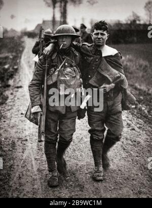 Des blessés de marche britanniques qui reviennent du front pendant la bataille des Lys, également connue sous le nom de quatrième bataille d'Ypres, ont été combattus du 7 avril au 29 avril 1918 et ont fait partie de l'offensive du printemps allemand en Flandre pendant la première Guerre mondiale Banque D'Images