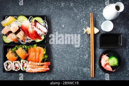 Sushi. Différents sashimi, sushi et rouleaux, vue de dessus, espace de copie Banque D'Images