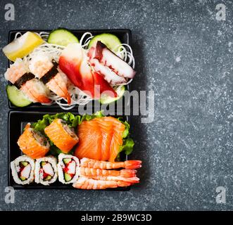 Sushi. Différents sashimi, sushi et rouleaux, vue de dessus, espace de copie Banque D'Images
