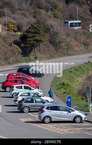 Swansea, Royaume-Uni, 25 mars 2020. Voitures garées dans le parking de Bracelet Bay à Limeslade près de Swansea pendant le beau printemps. Cet après-midi. Crédit: Phil Rees/Alay Live News Banque D'Images