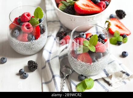 Semences Chia pudding aux fruits rouges Banque D'Images